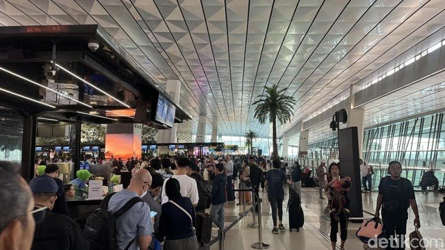 suasana-bandara-soetta-yang-ditutup-sementara-imbas-erupsi-gunung-anak-krakatau-1788654020394_169