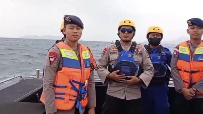 tim-sar-polda-lampung-melakukan-pencarian-lima-jurnalis-dan-tiga-kru-kapal-yang-hilang-kontak-saat-meliout-aktivitas-gunung-an-1789018291303_169